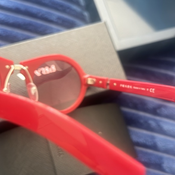 Authentic Prada Sunglasses like new - Picture 2 of 3